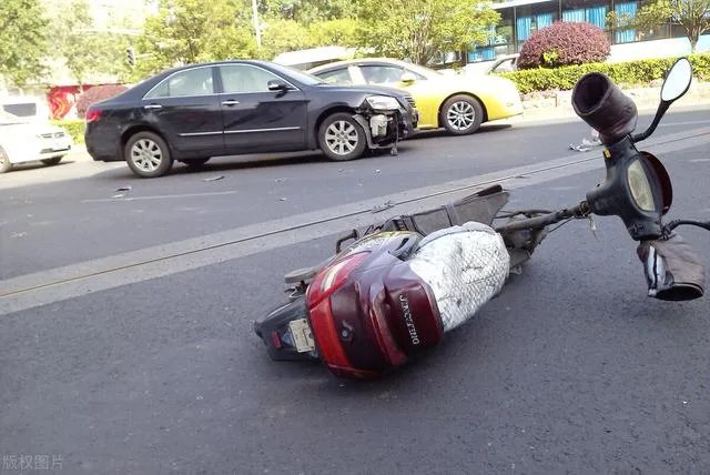 一个酒驾和一个无照驾驶的人发生交通事故是谁的责任？