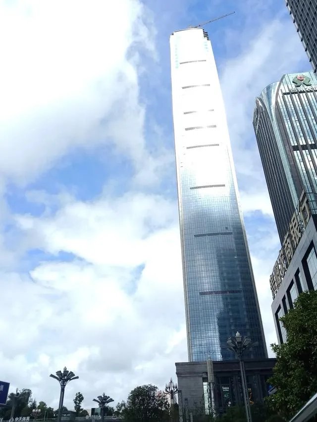 我老婆与人偷情既然不能打我给他们出租屋里放辣椒水熏他们违法吗？