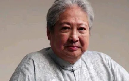 68岁洪金宝坐轮椅买菜，他为什么不找个保姆跟随？