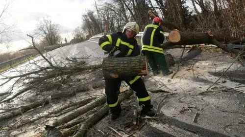 德国遭遇飓风袭击,飓风来袭时需注意哪些事项?