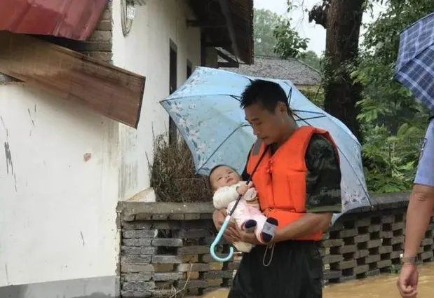 婴儿为何会为消防战士“撑伞”？