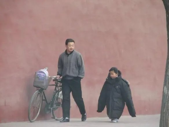 牺牲士兵的妻子睡在丈夫棺木前！12张感动我们的照片