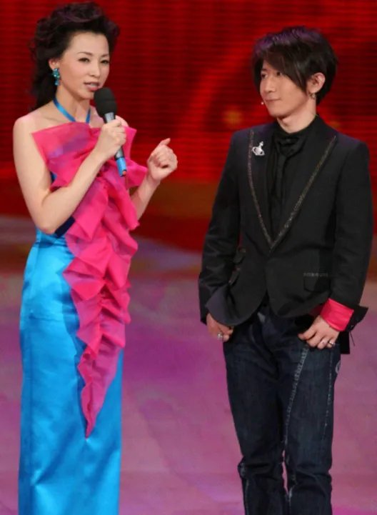 刘谦罕见现身机场，发福到认不出，娇妻随行美如少女，还记得他吗？