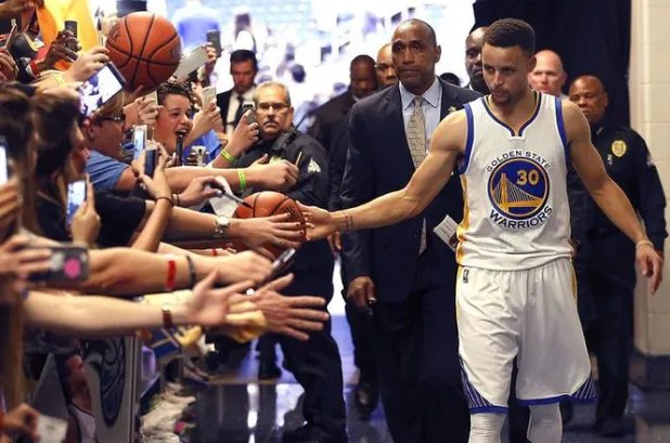 勇士总经理表示有信心和库里提前续约，库里会选择离开勇士吗？