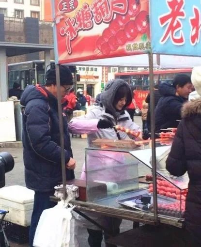 郑爽街边卖糖葫芦是什么节目 被网友称为沈阳“糖葫芦西施”