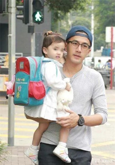 刘恺威现身机场面露疲惫老太多,前妻杨幂状态咋样呢?