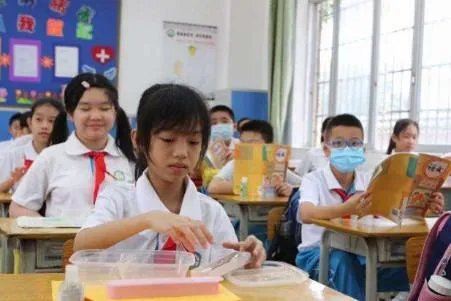 河北一小学13名学生感染，仅吃饭时摘口罩，为何还是防不住？