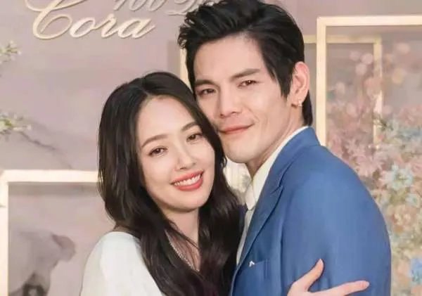 向佐晒与郭碧婷合影并高调表白，他们夫妻有哪些相处之道？