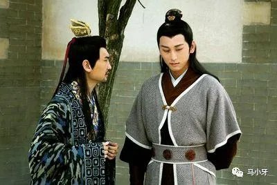 太子妃和皇上在树上玩耍他们不在乎风言风语