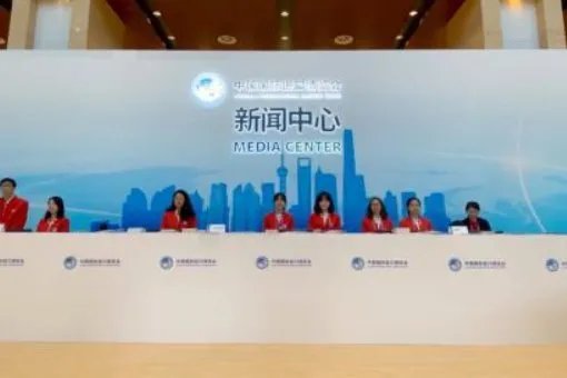 澎湃新闻的背景是什么？