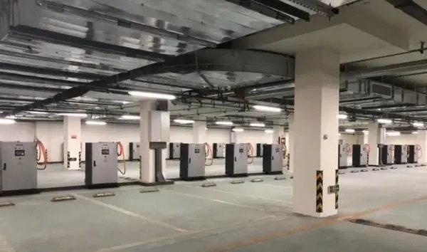 建地下车库供家长接送孩子，学校此举的目的是什么？