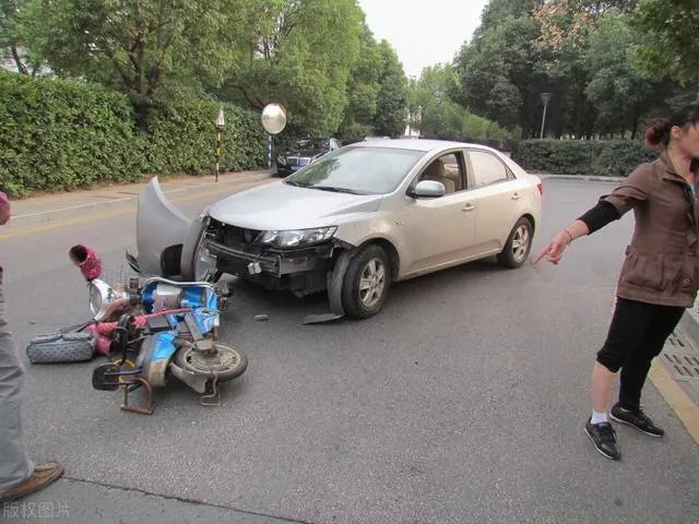 一个酒驾和一个无照驾驶的人发生交通事故是谁的责任？