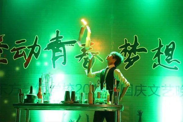 初级调酒师培训，学校学费大概多少钱？