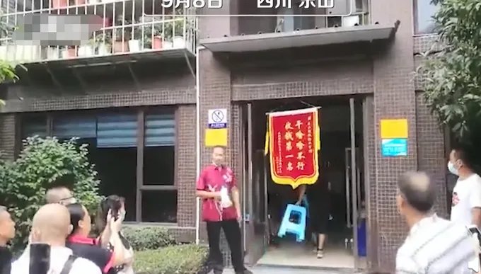 小区物业不作为业主集体送锦旗，题的字为什么笑翻网友？