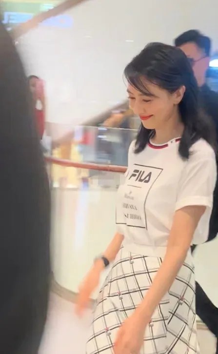 高圆圆生图气色憔悴，但依旧有着什么样的气质？