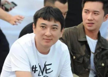 王思聪春节在三亚吃大鹅，还跟老板豪爽碰杯，你怎么看？