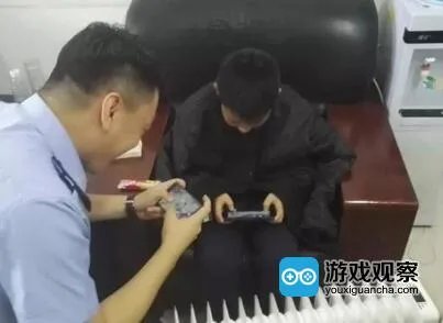 警察上班时间打游戏却获网友称赞 真相竟然是这样