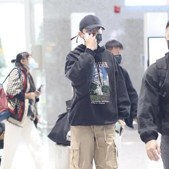 张杰在演唱会摔伤后首次亮相，他的状态如何？