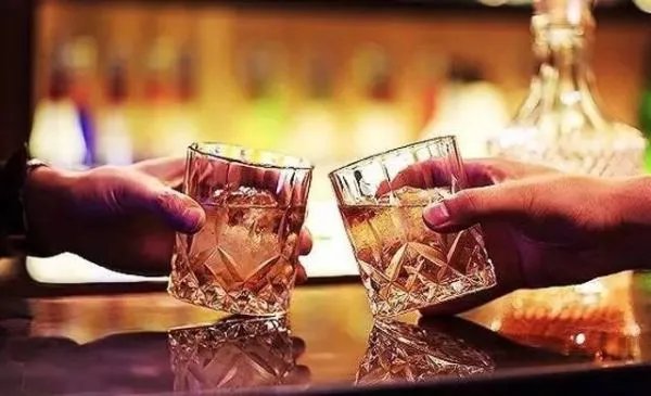 男子脖子比头还粗切下七八斤脂肪,这是怎么回事?