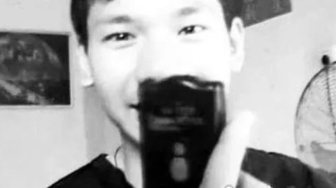 电击男拿500万伏的电击器电击自己,厂家揭秘500万伏都不会晕