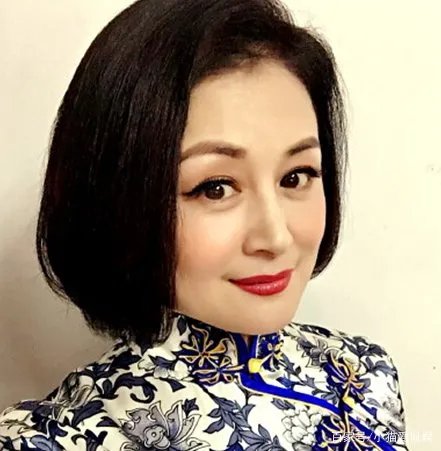 于月仙车祸去世，四人同乘一辆车，唯独她当场去世，谁来承担这起事故责任？