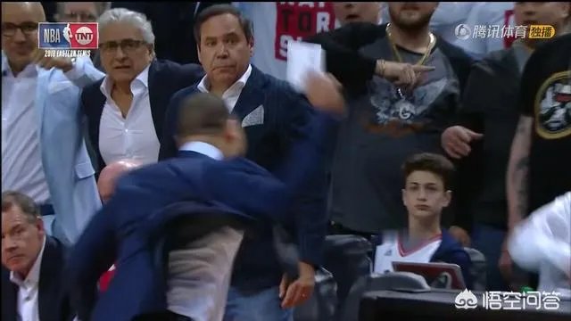 第二轮G1，骑士乐福因肘击德罗赞被追加一级恶意犯规，你怎么看待？