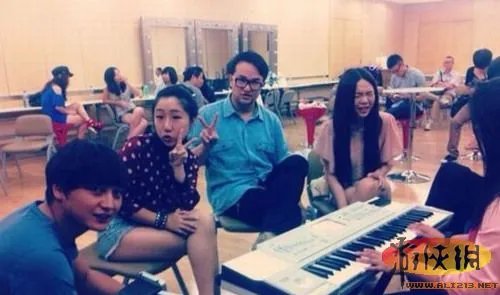 32郎激吻丁少华 《中国好声音》幕后照亲如家人