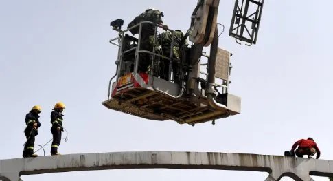 断电救轻生男却意外致老人身亡,轻生男子将得到什么处罚?