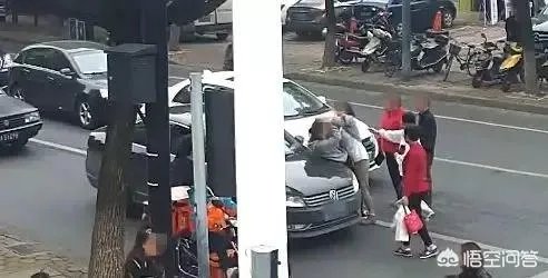 母女违规横穿马路，女司机鸣笛提醒却遭暴扇十几个耳光，你怎么看？