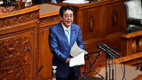 中国记者播报安倍遇刺流泪遭网暴，网友们为何反感这一幕？