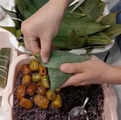 怎样包粽子简单步骤图 只需四步就能搞定一个粽子