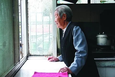 独居老人倒在阳台呼救4昼夜，老年人真的适合“独居”吗？