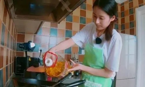 全天带小孩保姆价格表,多少钱一个月？