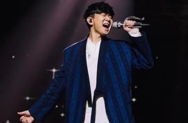 林俊杰感染新冠，他是轻症还是重症？是否需要治疗？