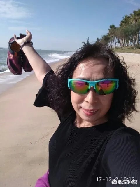 阿姨们照相带7条丝巾挪10次地方，丝巾墨镜成妈妈拍照必备，你的妈妈爱拍丝巾照吗？