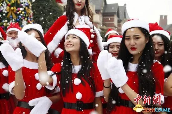 四川一高校人工降雪过圣诞节 男生雪地向女友表白