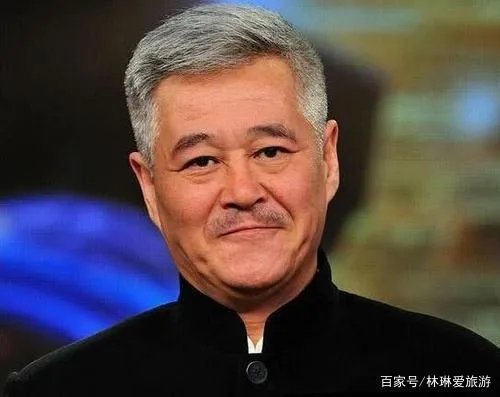 赵本山久违登台表演被狂热女粉丝强抱,假发都拽下来了。后来如何?