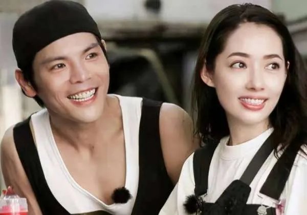 向佐晒与郭碧婷合影并高调表白，他们夫妻有哪些相处之道？