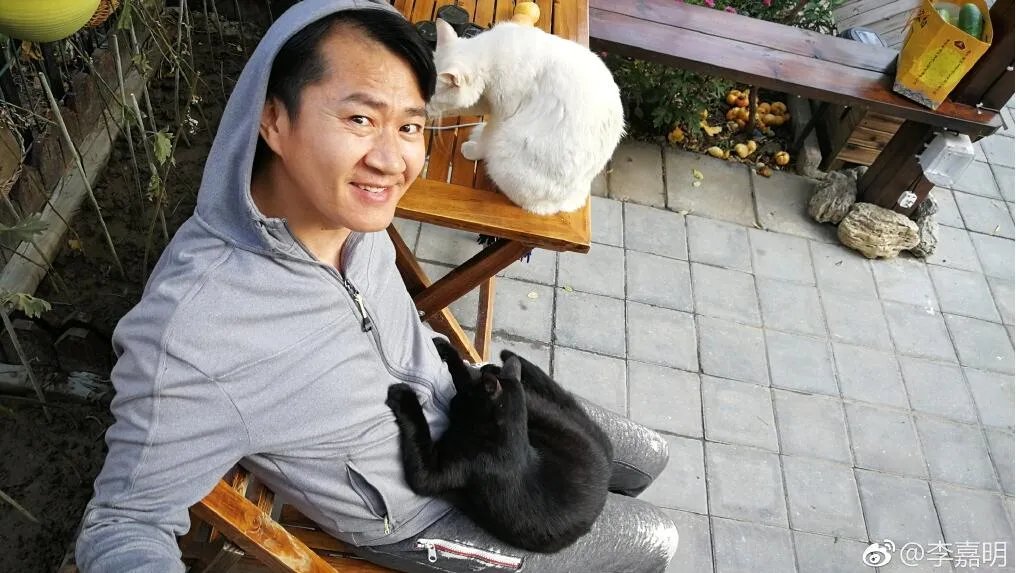 李嘉明为什么叫尔康 脸有传闻中的那么相像