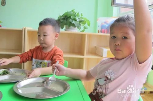 将鼠药当糖分同学，家长竟称是中成药！