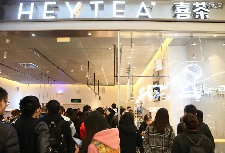 喜茶喝出绿头苍蝇 店内飞虫很多令人作呕你还喝吗?