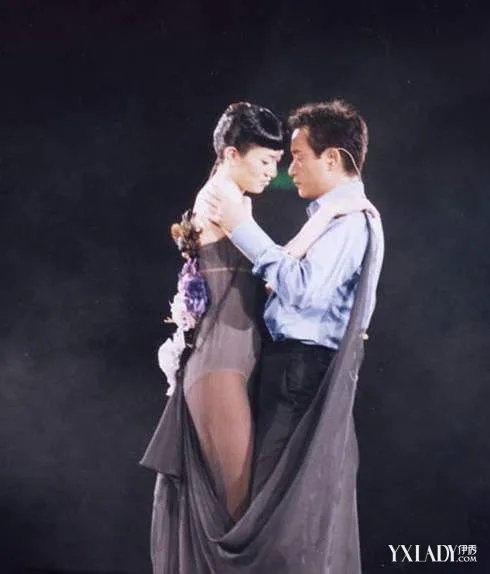 张国荣的葬礼梅艳芳哭了一双恋人未满却兄妹情深的挚友