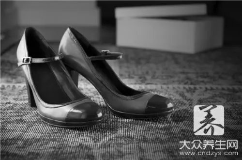 白色旅游鞋变黄怎么办