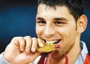 运动员夺得冠军后为什么喜欢咬金牌?