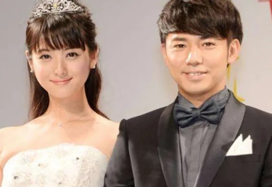 佐佐木希老公出轨家暴，此前是如何营造的好丈夫人设？