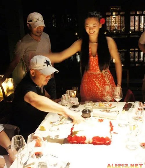 大男子成小跟班 盘点娱乐圈里的“母老虎”