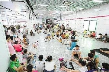 你如何看待「地铁站避暑」?