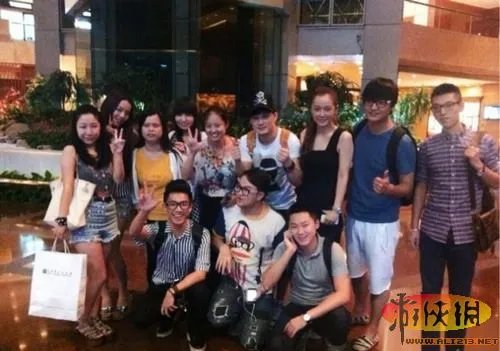 32郎激吻丁少华 《中国好声音》幕后照亲如家人