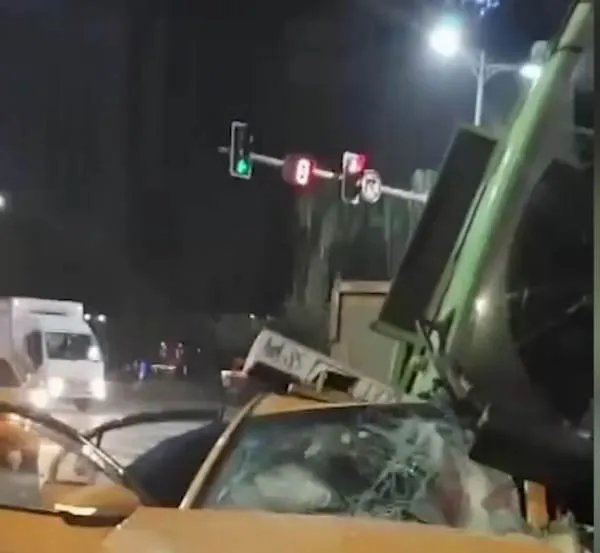 “伤情严重，乘客真倒霉！”西安一渣土车侧翻压扁出租车，这到底怎么回事？
