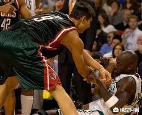 当年易建联在NBA新秀赛季,一拳将挑衅的加内特击倒在地是怎么回事?当时发生了什么?